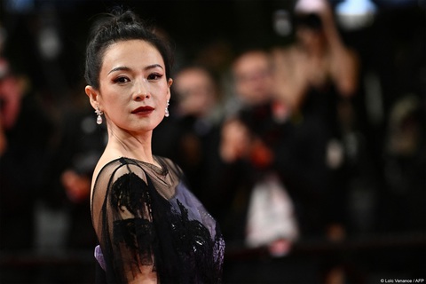 Vợ chồng Á hậu Phương Nga đổ bộ thảm đỏ Cannes- Ảnh 14. Trái với vẻ ngọt ngào của Dương Mịch, Chương Tử Di khí chất ngút ngàn với tông đen huyền bí trên thảm đỏ. Mỹ nhân 45 tuổi khoe nhan sắc mặn mà trong thiết kế đầm xuyên thấu tông màu tối của Maison Margiela.