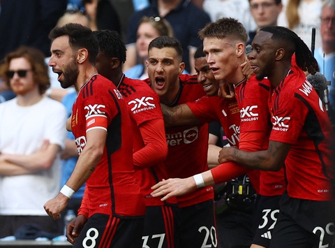 Đánh bại Man City, Man United vô địch FA Cup- Ảnh 1. Niềm vui của các cầu thủ Man United sau khi ghi bàn vào lưới Man City - Ảnh: REUTERS