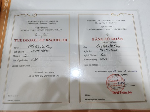 Tìm chiếc xe liên quan tai nạn khiến sinh viên Đại học Luật TP.HCM chết- Ảnh 2. Trường đại học Luật TP.HCM cấp bằng (tượng trưng) cho anh Võ Chí Công - Ảnh: MINH HÒA