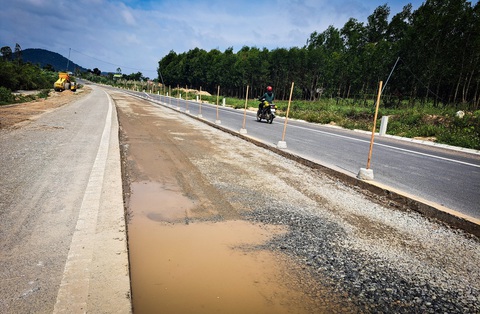 Một đoạn quốc lộ 19 qua An Khê vừa thi công xong phải bóc lên làm lại- Ảnh 1. Đoạn quốc lộ 19 qua thị xã An Khê phải bóc lên làm lại vì thấm nước - Ảnh: C.Đ.