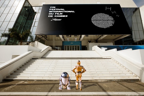Hai nhân vật kinh điển của Star War - 3PO (phải) và R2D2 được ghép như những ngôi sao tham dự Cannes - Ảnh FDC Hai nhân vật kinh điển của Star War - 3PO (phải) và R2D2 được ghép như những ngôi sao tham dự Cannes - Ảnh FDC