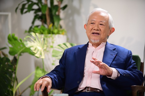 Đi cùng thương hiệu: Sức bật doanh nghiệp từ dấu ấn lãnh đạo- Ảnh 3. Giáo sư Phan Văn Trường khẳng định rằng nhân hiệu cũng là yếu tố quan trọng của một thương hiệu - Ảnh: QUANG ĐỊNH