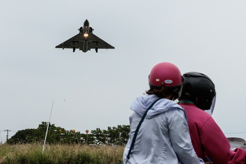 Tiêm kích Mirage 2000 của Không quân Đài Loan chuẩn bị đáp xuống một căn cứ không quân ở thành phố Tân Trúc hôm 23-5, ngày Trung Quốc đại lục bắt đầu cuộc tập trận vây quanh hòn đảo. Ảnh: AFP Tiêm kích Mirage 2000 của Không quân Đài Loan chuẩn bị đáp xuống một căn cứ không quân ở thành phố Tân Trúc hôm 23-5, ngày Trung Quốc đại lục bắt đầu cuộc tập trận vây quanh hòn đảo. Ảnh: AFP