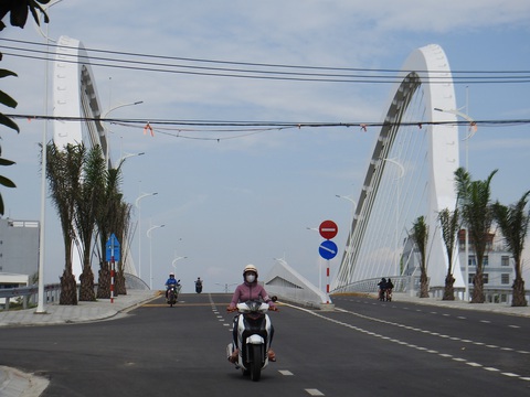 Quảng Nam thúc đẩy khơi thông nhanh sông Cổ Cò - Ảnh 2. Cầu thôn 3 bắc qua sông Cổ Cò hoàn thành, tạo giao thông thuận lợi dân cư hai bên sông - Ảnh: V.H