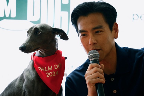 Bành Vu Yến (Eddie Peng) và chú chó Xin - chú chó cũng vừa giành giải Grand Prix Palme Dog - Ảnh: REUTERS Bành Vu Yến (Eddie Peng) và chú chó Xin - chú chó cũng vừa giành giải Grand Prix Palm Dog - Ảnh: REUTERS