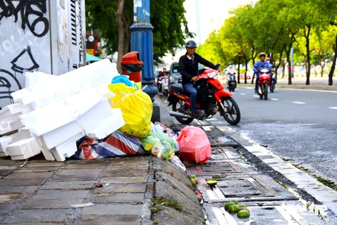 Sau loạt bài rác ngập ngụa ở TP.HCM, bạn đọc chỉ thêm nhiều bãi rác 'quá ghê'- Ảnh 1. Bạn đọc có tài khoản ThangV***@gmail.com viết: “Đường Võ Văn Kiệt, quận 5, TP.HCM cũng cả đống rác, kể cả bồn cầu, nệm… đủ loại, thấy mà nản!” - Ảnh: NGỌC QUÝ
