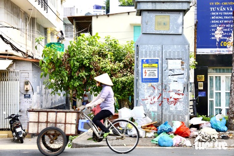 Sau loạt bài rác ngập ngụa ở TP.HCM, bạn đọc chỉ thêm nhiều bãi rác 'quá ghê'- Ảnh 3. Hàng chục túi rác lớn, nhỏ nằm lăn lóc xung quanh tụ điện tràn ra đường Hoàng Sa, phường 9, quận 3 (TP.HCM) - Ảnh: NGỌC QUÝ