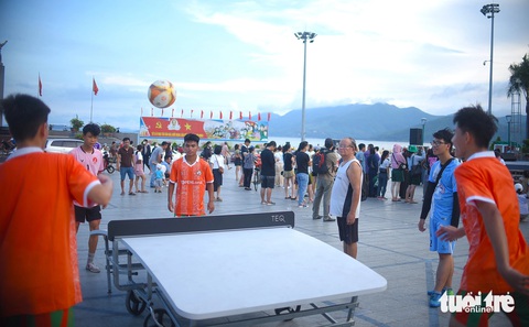 Người dân Quy Nhơn tò mò, trải nghiệm môn bóng đá trên bàn Teqball - Ảnh: LÂM THIÊN Người dân Quy Nhơn tò mò, trải nghiệm môn bóng đá trên bàn Teqball - Ảnh: LÂM THIÊN