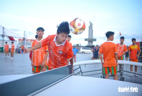 Một pha đánh đầu dứt điểm trên lưới - Ảnh: LÂM THIÊN Một pha đánh đầu dứt điểm trên lưới - Ảnh: LÂM THIÊN