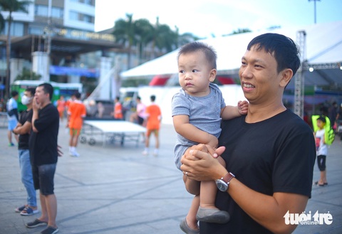 Người dân thích thú theo dõi các bạn trẻ trải nghiệm môn Teqball - Ảnh: LÂM THIÊN Người dân thích thú theo dõi các bạn trẻ trải nghiệm môn Teqball - Ảnh: LÂM THIÊN