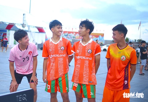 Khán giả cổ vũ nhiệt tình cho những người chơi - Ảnh: LÂM THIÊN Khán giả cổ vũ nhiệt tình cho những người chơi - Ảnh: LÂM THIÊN