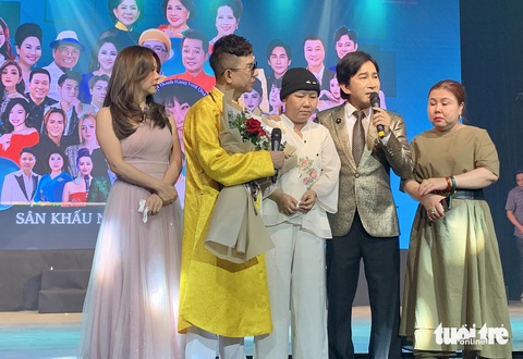 Ca sĩ Thanh Hằng hạnh phúc khi nhận được sự yêu thương của văn nghệ sĩ - Ảnh: HOÀI PHƯƠNG Ca sĩ Thanh Hằng hạnh phúc khi nhận được sự yêu thương của văn nghệ sĩ - Ảnh: HOÀI PHƯƠNG