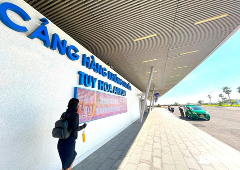 Trong ảnh là một hãng taxi đang trả khách tại sân bay Tuy Hòa vào sáng 25-5 - Ảnh: NGUYỄN HOÀNG Taxi đang trả khách tại sân bay Tuy Hòa vào sáng 25-5 - Ảnh: NGUYỄN HOÀNG