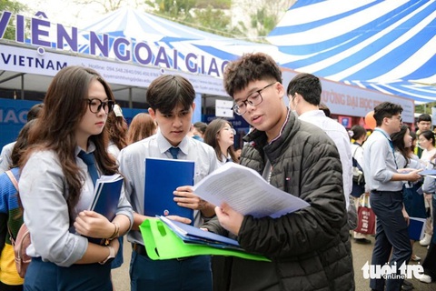 Điểm chuẩn xét học bạ: Có ngành lấy 15 điểm 3 môn, ngành lấy 30- Ảnh 2. Phương thức xét tuyển sớm bằng học bạ được nhiều thí sinh quan tâm - Ảnh: NAM TRẦN