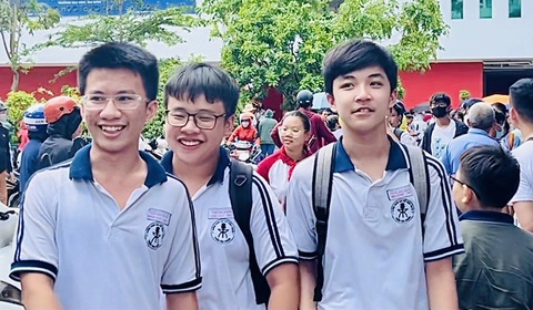 Ca sĩ Đen Vâu vào đề thi văn tuyển sinh lớp 10 Trường phổ thông Năng khiếu- Ảnh 1. Thí sinh ra về với nụ cười trên môi, sau khi kết thúc thời gian làm bài môn văn và tiếng Anh - Ảnh: MỸ DUNG