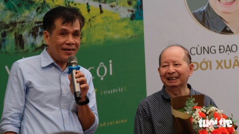 Nhà thơ Lê Minh Quốc (trái) giao lưu cùng đạo diễn, nhà văn Đới Xuân Việt - Ảnh: LINH ĐOAN Nhà thơ Lê Minh Quốc (trái) giao lưu cùng đạo diễn, nhà văn Đới Xuân Việt - Ảnh: LINH ĐOAN
