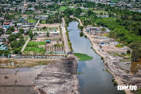 ‘Đại công trường’ đốt rác ở Bình Chánh được dọn sạch, treo bảng 'vi phạm phạt 1 tỉ đồng'- Ảnh 8. Bãi rác trên giáp kênh NT3 thuộc ấp 7, xã Vĩnh Lộc A với diện tích 1.200m2. Trong đó, khu đất tổ chức đốt rác chiếm khoảng vài trăm mét vuông - Ảnh: CHÂU TUẤN