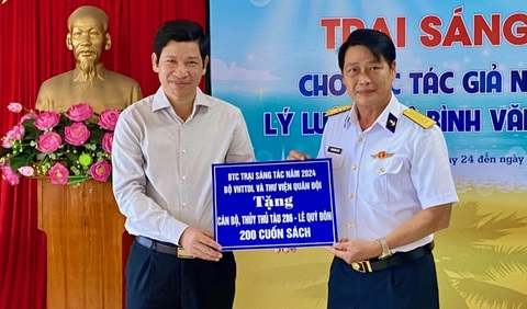 Khai mạc Trại sáng tác cho các tác giả nghiên cứu lý luận, phê bình văn học- Ảnh 2. Ông Hồ An Phong - thứ trưởng Bộ Văn hóa, Thể thao và Du lịch - đại diện cho ban tổ chức trại sáng tác và Thư viện Quân đội trao biển tặng 200 cuốn sách cho cán bộ, thủy thủ tàu buồm 286 - Lê Quý Đôn (Học viện Hải quân) - Ảnh: MINH CHIẾN