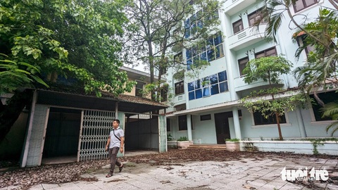 Vì sao hàng loạt trụ sở bị bỏ hoang trên ‘đất vàng’ ở Huế?- Ảnh 3. Bên trong trụ sở cũ của Sở Giáo dục và Đào tạo tỉnh Thừa Thiên Huế rác thải ngổn ngang
