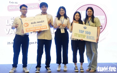 Hai dự án đứng đầu cuộc thi IU Start-up Demo Day 2024 có gì?- Ảnh 1. Từ trái sang: Đinh Vũ Đức Đạt, Bùi Trí Dũng và Nguyễn Phương Thảo (Trường đại học Quốc tế), Châu Dương Huyền Trân (Trường đại học Khoa học xã hội và Nhân văn, Đại học Quốc gia TP.HCM) và Phạm Nguyễn Yến Nhi (Đại học Kinh tế TP.HCM, phân hiệu Vĩnh Long) - Ảnh: C.T.