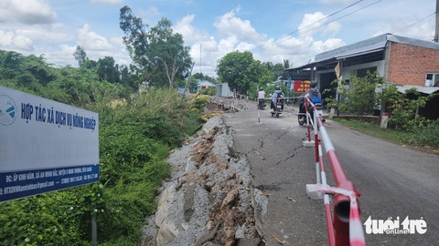 Học sinh đi lại trên các cung đường sạt lở, sụt lún gặp nhiều khó khăn - Ảnh: BỬU ĐẤU
