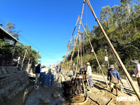 Tại đỉnh đèo Thị, cán bộ kỹ thuật thăm dò địa chất và khoan đá từ trên nóc hầm rồi đổ bê tông gia cố các đoạn bị sạt lở - Ảnh: NGUYỄN HOÀNG Tại đỉnh đèo Thị, cán bộ kỹ thuật thăm dò địa chất và khoan đá từ trên nóc hầm đường sắt Chí Thạnh rồi đổ bê tông gia cố các đoạn bị sạt lở - Ảnh: NGUYỄN HOÀNG