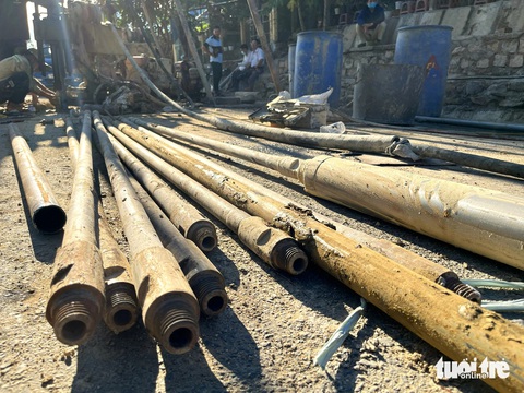 Các ống sắt dùng để nối dài các mũi khoan - Ảnh: NGUYỄN HOÀNG Các ống sắt dùng để nối dài các mũi khoan - Ảnh: NGUYỄN HOÀNG