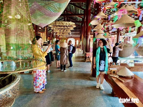 Khánh Hòa xây dựng du lịch xanh, khách làm nông dân ngay tại resort- Ảnh 4. Không gian làng nghề được xây dựng, thiết kế với các vật liệu xanh - Ảnh: MINH CHIẾN