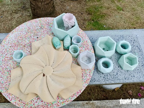 Khánh Hòa xây dựng du lịch xanh, khách làm nông dân ngay tại resort- Ảnh 5. Bàn ghế, lọ hoa từ rác thải nhựa cũng đang được nhiều doanh nghiệp lựa chọn - Ảnh: MINH CHIẾN