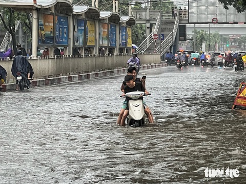 Bộ Chính trị: Phát triển trục sông Hồng để dòng sông thành biểu tượng mới của Hà Nội- Ảnh 4. Ngập úng ở Hà Nội những năm qua đang trở nên tồi tệ - Ảnh: PHẠM TUẤN