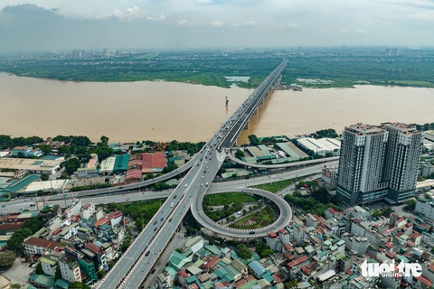 Bộ Chính trị: Phát triển trục sông Hồng để dòng sông thành biểu tượng mới của Hà Nội- Ảnh 3. Bộ Chính trị định hướng Hà Nội phát triển trục sông Hồng, biến con sông này thành biểu tượng mới của TP - Ảnh: NAM TRẦN