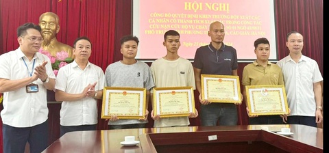Khen thưởng 4 'người hùng' dũng cảm cứu người trong vụ cháy ở Trung Kính- Ảnh 1. Bốn cá nhân được UBND quận Cầu Giấy khen thưởng vì có hành động dũng cảm cứu người trong hỏa hoạn - Ảnh: UBND quận Cầu Giấy