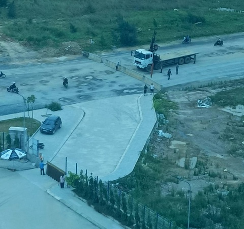 Chặn đường vào bệnh viện vì không thực hiện cam kết cùng chi trả phí mượn đường?- Ảnh 2. Toàn cảnh đoạn đường bị chặn và cổng Bệnh viện TTH Quảng Bình - Ảnh: NG.C.
