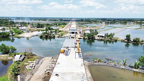 Một đoạn cao tốc Cần Thơ - Cà Mau đang chờ... cát - Ảnh: MẬU TRƯỜNG Một đoạn cao tốc Cần Thơ - Cà Mau đang chờ... cát - Ảnh: MẬU TRƯỜNG
