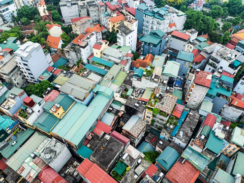 Thuê trọ trong ngõ sâu: Nghèo, vì mưu sinh nên đành chấp nhận- Ảnh 6. Nhà ống dày đặc cùng những ngõ ngách nhỏ quanh vụ cháy rạng sáng 24-5 - Ảnh: NGUYỄN KHÁNH