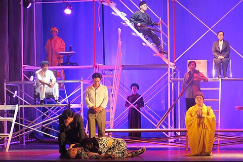 Cảnh trong vở kịch thể nghiệm Đến bờ bên kia, chuyển thể từ truyện ngắn Sang sông của Nguyễn Huy Thiệp do Bùi Như Lai đạo diễn - Ảnh: Đoàn kịch cung cấp Cảnh trong vở kịch thể nghiệm Đến bờ bên kia, chuyển thể từ truyện ngắn Sang sông của Nguyễn Huy Thiệp do Bùi Như Lai đạo diễn - Ảnh: Đoàn kịch cung cấp