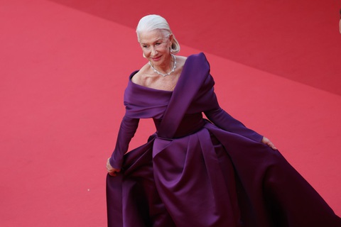 Nữ diễn viên kỳ cựu Helen Mirren bước đi trên thảm đỏ - Ảnh: Getty Nữ diễn viên kỳ cựu Helen Mirren bước đi trên thảm đỏ - Ảnh: Getty