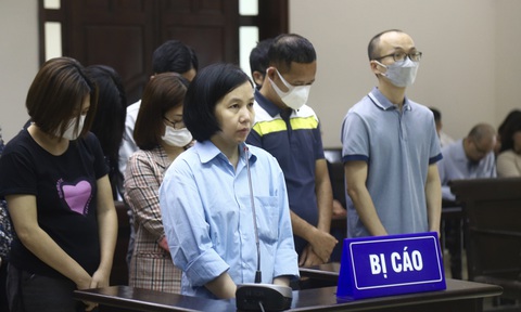 'Siêu lừa' Nguyễn Thị Hà Thành được giảm án chung thân xuống 20 năm tù- Ảnh 1. Bị cáo Hà Thành (áo xanh) tại tòa phúc thẩm - Ảnh: DANH TRỌNG