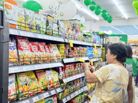 Co.op Food khai trương cửa hàng thứ 595 tại TP Thủ Đức với hàng loạt chương trình khuyến mãi- Ảnh 6. Từ sản phẩm tươi sống đến đồ khô, đồ đóng gói... được chưng bán đầy quầy kệ tại Co.op Food KDC Hiệp Bình