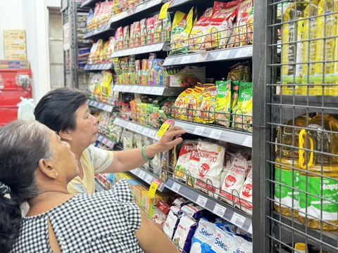 Co.op Food khai trương cửa hàng thứ 595 tại TP Thủ Đức với hàng loạt chương trình khuyến mãi- Ảnh 5. Nhiều bà nội trợ đã tìm đến Co.op Food KDC Hiệp Bình mua sắm