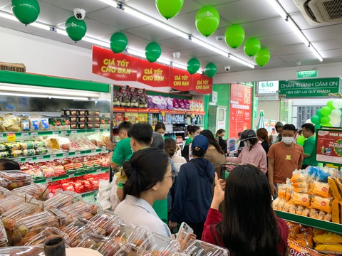 Co.op Food khai trương cửa hàng thứ 595 tại TP Thủ Đức với hàng loạt chương trình khuyến mãi- Ảnh 3. Không khí mua sắm nhộn nhịp trong ngày đầu khai trương Co.op Food KDC Hiệp Bình