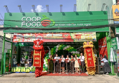 Co.op Food khai trương cửa hàng thứ 595 tại TP Thủ Đức với hàng loạt chương trình khuyến mãi- Ảnh 1. Lễ cắt băng khai trương Co.op Food KDC Hiệp Bình sáng 24-5