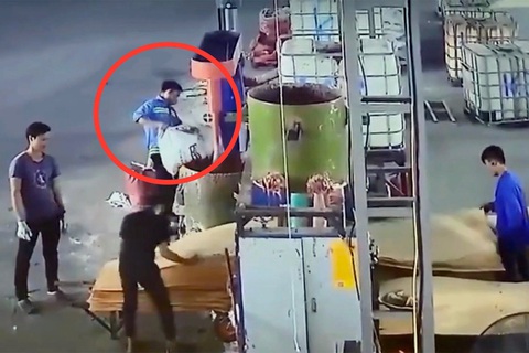 Bị cuốn vào máy trộn, một công nhân bị đứt lìa hai chân, một tay- Ảnh 1. Thời điểm anh Lưu đổ bột vào máy trộn keo trước khi gặp nạn - Ảnh cắt từ clip