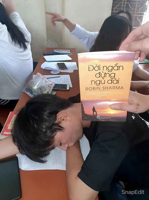 Ảnh vui 25-5: Mỗi cây bằng lăng có một 'nàng thơ'- Ảnh 6. Dậy đi em đừng ngủ dây dưa...