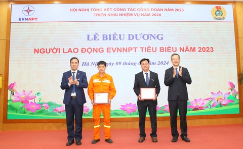 Truyền tải điện Đắk Nông: Công nhân trẻ với nhiều sáng kiến- Ảnh 1. Anh Nguyễn Văn Sơn (áo cam) được EVNNPT biểu dương Người lao động tiêu biểu năm 2023