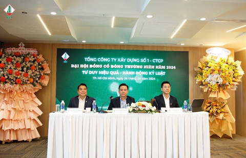 Tổng công ty xây dựng số 1 tổ chức đại hội cổ đông 2024- Ảnh 1. Đoàn chủ tọa điều hành tại Đại hội gồm ông Nguyễn Văn Huấn - chủ tịch Hội đồng Quản trị (HĐQT), ông Lê Bảo Anh - tổng giám đốc kiêm phó chủ tịch HĐQT và ông Phan Văn Chính - phó chủ tịch HĐQT