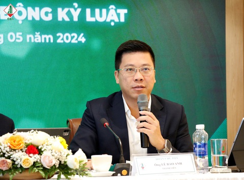 Tổng công ty xây dựng số 1 tổ chức đại hội cổ đông 2024- Ảnh 3. Ông Lê Bảo Anh – đại diện đoàn chủ tọa giải đáp các ý kiến của cổ đông trong phần thảo luận tại đại hội