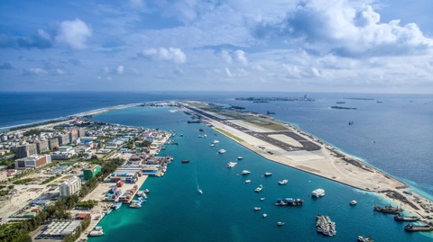 15 sân bay cho bạn ngắm cảnh đẹp ngất ngây khi hạ cánh- Ảnh 3. Sân bay quốc tế Male (MLE) còn có tên gọi khác là sân bay quốc tế Velana, trước đây còn được gọi là sân bay quốc tế Ibrahim Nasir. Đây là sân bay quốc tế chính ở Maldives. Sân bay này nằm trên đảo Hulhulé tại phía bắc đảo Malé - Ảnh: CNN