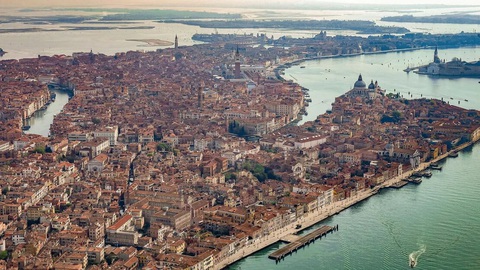 15 sân bay cho bạn ngắm cảnh đẹp ngất ngây khi hạ cánh- Ảnh 4. Nhìn từ trên máy bay, Venice giống như một con cá đang bơi về đất liền - Ảnh: CNN