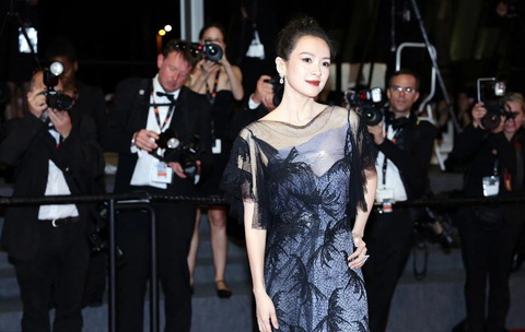 Chương Tử Di nhận đặc quyền với 3 phút 'bung lụa' ở thảm đỏ Cannes 2024- Ảnh 4. Sức hút của Chương Tử Di trên thảm đỏ Cannes trở thành đề tài hot trên Weibo, thu hút khán giả lẫn truyền thông.